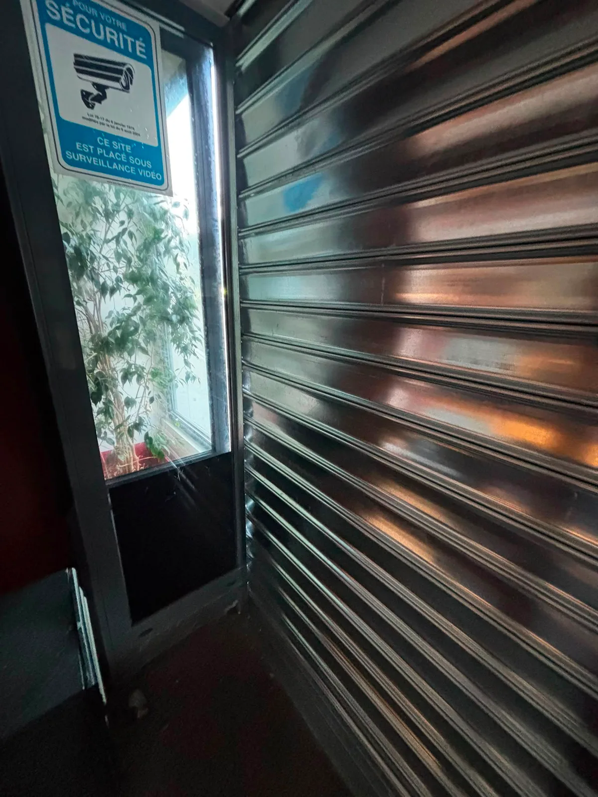 Installation et pose de rideau métallique à Marseille 1