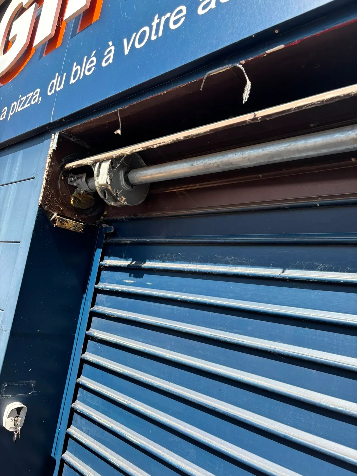 Réparation de rideau métallique à Marseille 1